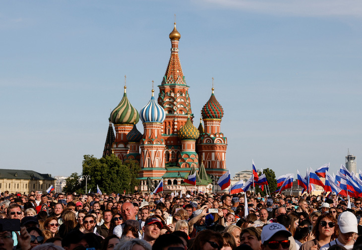 Người dân Nga tập trung tại quảng trường Đỏ ngày 11-6trong một sự kiện mừng Quốc khánh - Ảnh: REUTERS