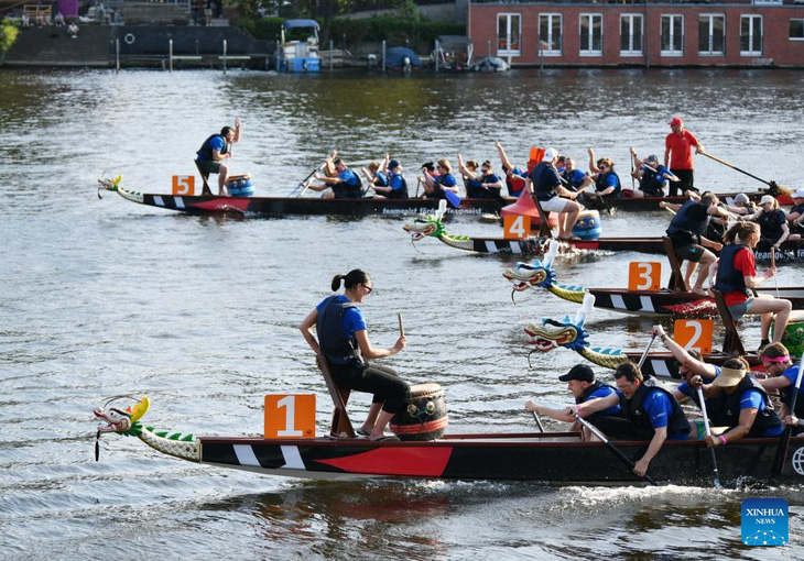 Các thí sinh tranh tài trong cuộc đua thuyền rồng trên sông Spree ở thủ đô Berlin, Đức vào ngày 9-6-2023. Hơn 300 thí sinh từ 17 đội đã tham gia sự kiện này - Ảnh: XINHUA