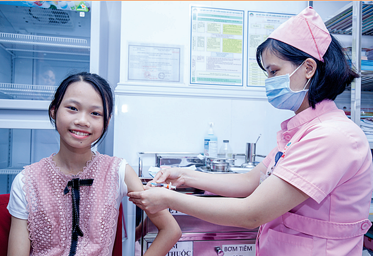 Tiêm chủng vắc xin HPV là biện pháp ngăn ngừa nguy cơ mắc ung thư cổ tử cung ở trẻ em gái trong tương lai - Ảnh: UNFPA