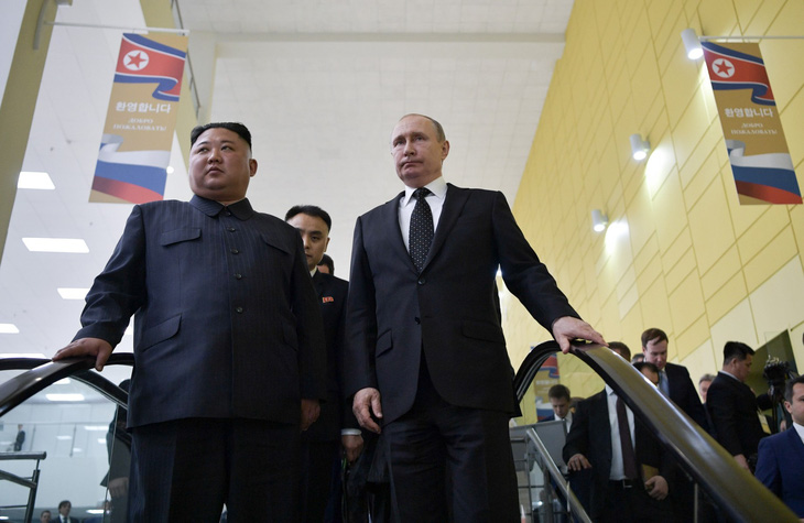 Nhà lãnh đạo Triều Tiên Kim Jong Un (trái) gặp Tổng thống Nga Vladimir Putin năm 2019 - Ảnh: AFP