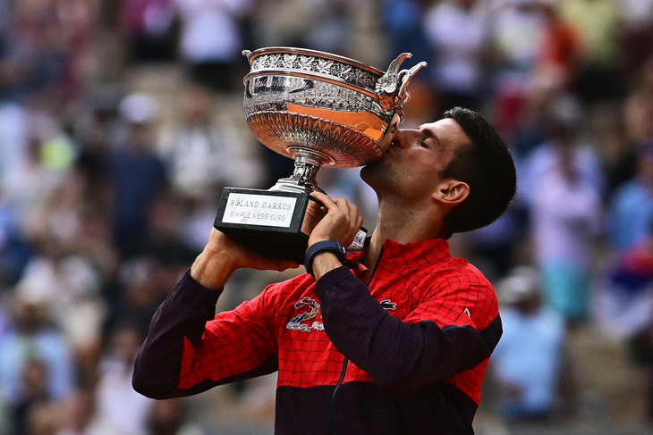 Djokovic giành danh hiệu Grand Slam thứ 23 sau khi vô địch Roland Garros 2023 - Ảnh: Reuters