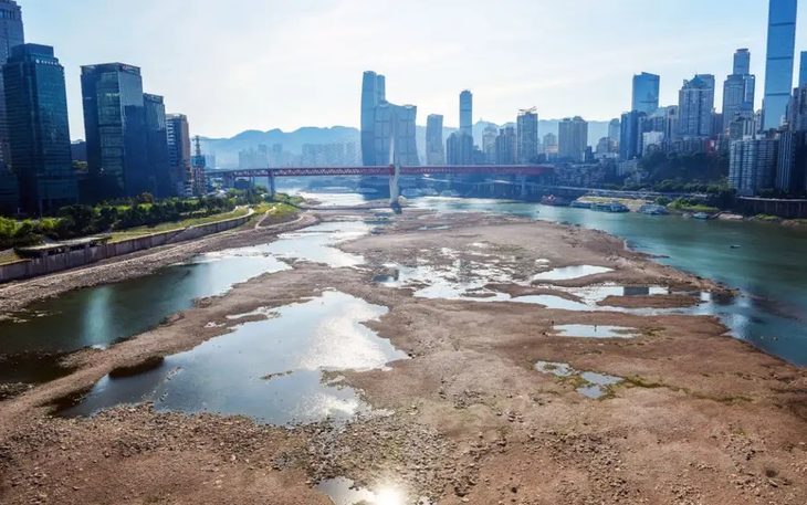 Trung Quốc kêu gọi dân tiết kiệm điện hết mức vì nắng "ngộp thở", sông cạn đáy