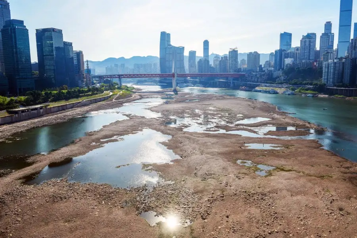 Trung Quốc kêu gọi dân tiết kiệm điện hết mức vì nắng ngộp thở, sông cạn đáy - Ảnh 1.
