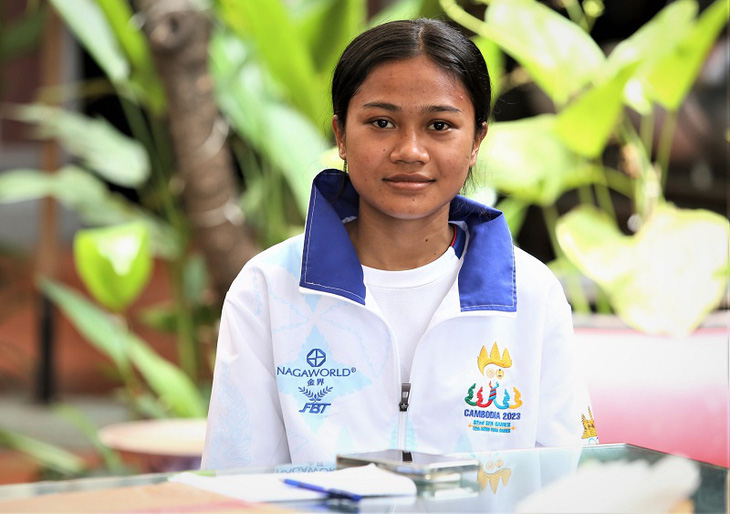 Báo Campuchia đánh giá cao khi báo Tuổi Trẻ trao thưởng cho VĐV Bou Samnang - Ảnh 1.