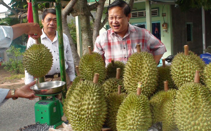 Nông dân thiếu hàng bán trong ngày hội trái sầu riêng