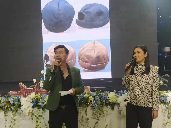 Diễn viên Việt Trinh và Trường Thịnh làm MC cho buổi đấu giá - Ảnh: T.Nguyễn