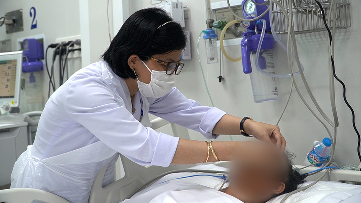 Người bị ngộ độc nấm đang được điều trị tại Bệnh viện Chợ Rẫy (TP.HCM) - Ảnh: BVCC