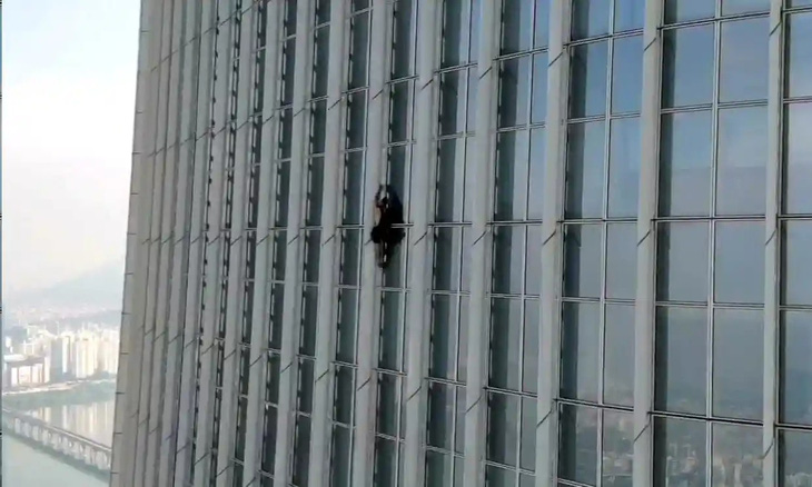 Người nhện Anh bị bắt vì leo lên tòa nhà cao nhất Hàn Quốc - Ảnh 1.