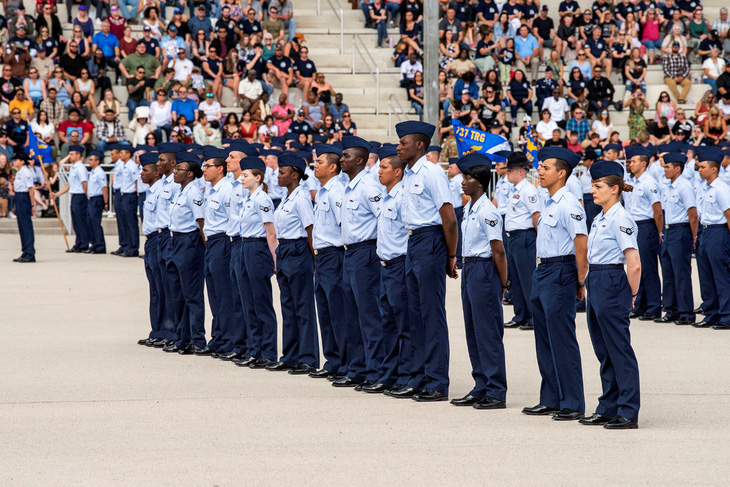 Nhóm các binh sĩ là người nhập cư hoàn thành huấn luyện cơ bản tại Căn cứ San Antonio-Lackland, Texas ngày 26-4 và tuyên thệ trở thành công dân.Ảnh: apnews.com