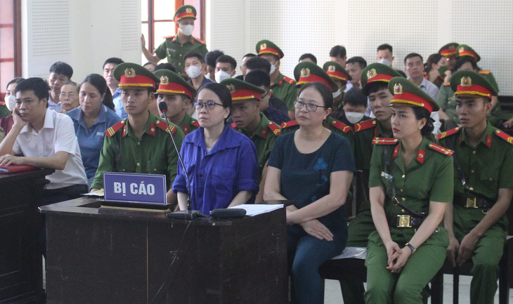 Bị cáo Dung và bị cáo Hương tại phiên tòa phúc thẩm ngày 12-6 - Ảnh: N.THẮNG