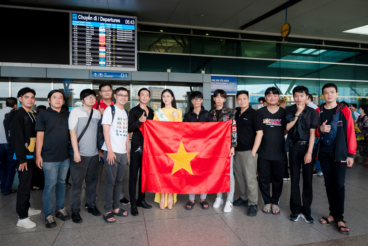 Bạn bè và fan ủng hộ và gửi những lời chúc may mắn đến Nguyễn Trang Nguyệt Minh trước giờ lên đường 