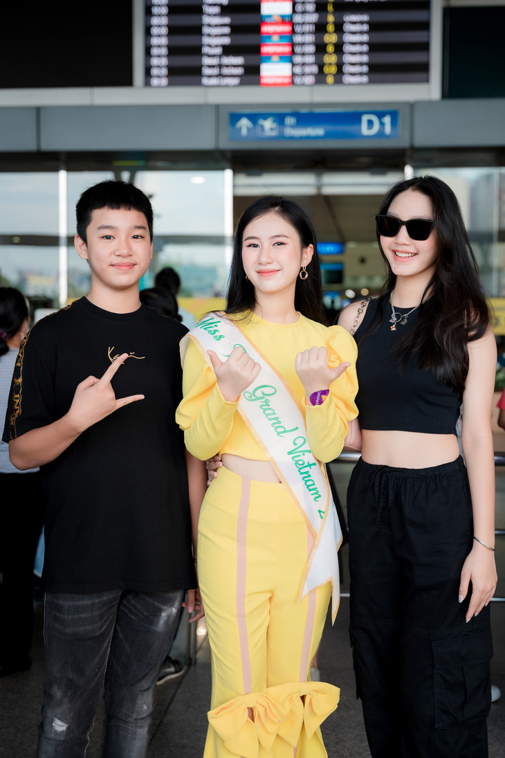Bạn bè cùng người thân tiễn Nguyễn Trang Nhật Minh sang Cambodia thi Miss Teen Grand International 2023