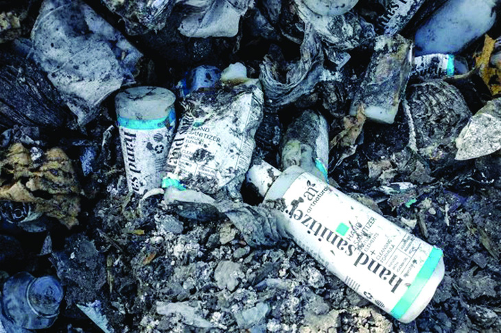 Một chai nước rửa tay Artnaturals cháy thành than gần nhà kho của công ty. Ảnh: Amy Martyn