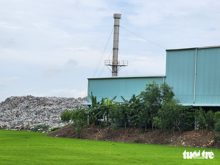 Nhà máy đốt rác ‘trùm mền’, rác chất cao như núi - Ảnh 1.