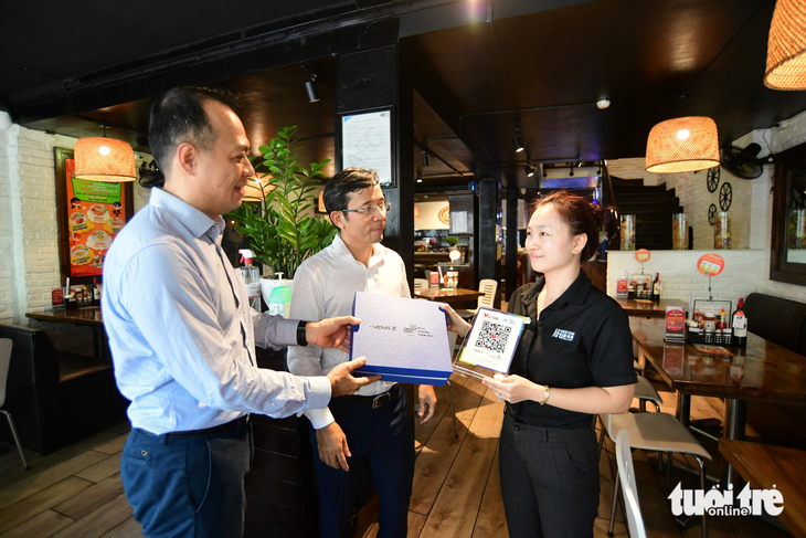 Nhiều quán ăn phố ẩm thực Phan Xích Long được tặng mã thanh toán không tiền mặt - Ảnh 1.