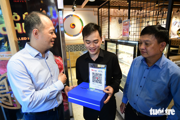 Nhiều quán ăn phố ẩm thực Phan Xích Long được tặng mã thanh toán không tiền mặt - Ảnh 5.