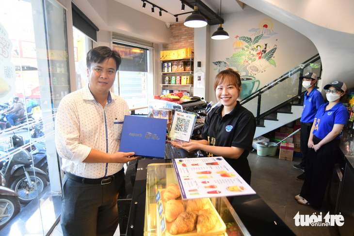 Nhiều quán ăn phố ẩm thực Phan Xích Long được tặng mã thanh toán không tiền mặt - Ảnh 8.