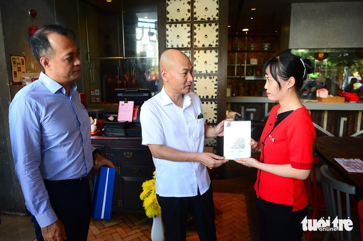 Nhiều quán ăn phố ẩm thực Phan Xích Long được tặng mã thanh toán không tiền mặt - Ảnh 11.