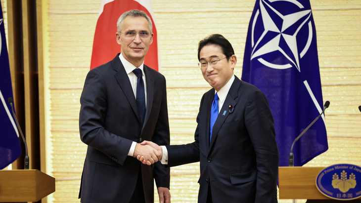 Tổng thư ký NATO Jens Stoltenberg (trái) và Thủ tướng Nhật Bản Kishida Fumio - Ảnh: Reuters