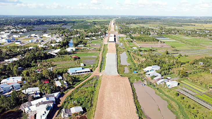 Thi công tuyến đường cao tốc Mỹ Thuận - Cần Thơ. Theo kế hoạch, tuyến cao tốc này sẽ hoàn thành trong năm 2023 - Ảnh: CHÍ QUỐC