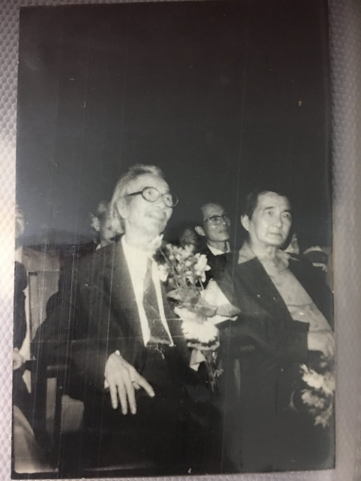Nhạc sĩ Văn Cao và nhạc sĩ Đoàn Chuẩn trong đêm nhạc Đoàn Chuẩn 3-2-1988 tại 51 Trần Hưng Đạo
