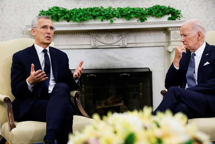 Tổng thư ký NATO Jens Stoltenberg (trái) trong cuộc gặp với Tổng thống Mỹ Joe Biden - Ảnh: REUTERS