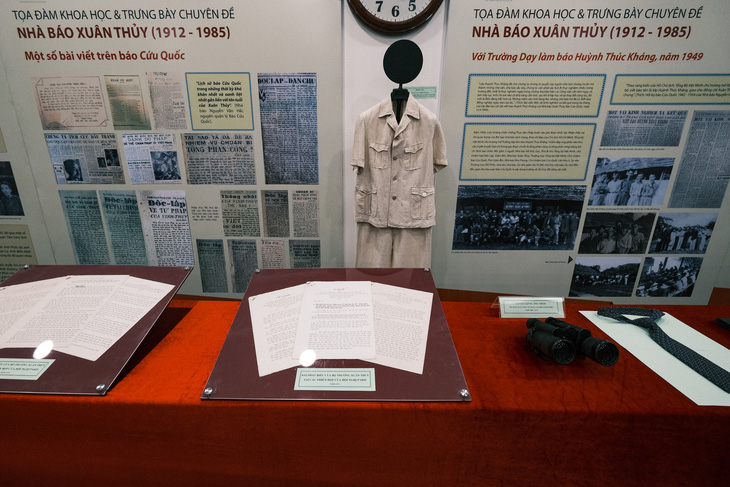 Toạ đàm trưng bày hơn 30 tài liệu, hiện vật gốc kể về con đường nhà báo Xuân Thủy đến với báo chí cách mạng Việt Nam - Ảnh: MAI THƯƠNG