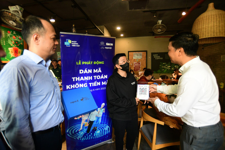 Nhiều quán ăn phố ẩm thực Phan Xích Long được tặng mã thanh toán không tiền mặt - Ảnh 10.