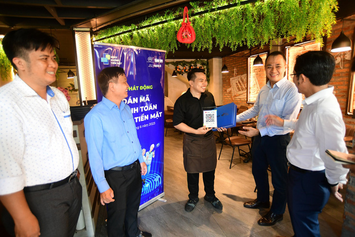 Nhiều quán ăn phố ẩm thực Phan Xích Long được tặng mã thanh toán không tiền mặt - Ảnh 4.