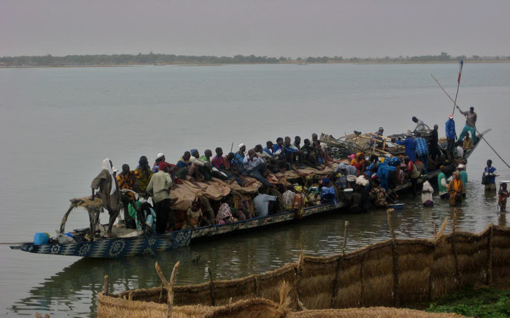 Chìm tàu chở người đi ăn cưới trên sông Niger, hơn 100 người chết