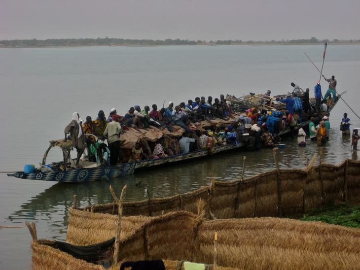 Chìm tàu chở người đi ăn cưới trên sông Niger, hơn 100 người chết - Ảnh 1.