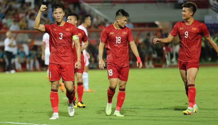 Quế Ngọc Hải (trái) ghi bàn giúp tuyển Việt Nam đánh bại Hong Kong - Ảnh: Đ.K