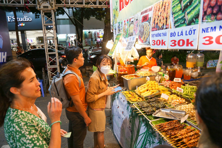 Chưa khai mạc, lễ hội Không tiền mặt đã nhộn nhịp du khách - Ảnh 9.