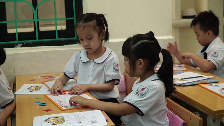 Giá sách giáo khoa lớp 4, 8, 11 của Nhà xuất bản Giáo Dục Việt Nam thấp hơn 4-6% - Ảnh 1.