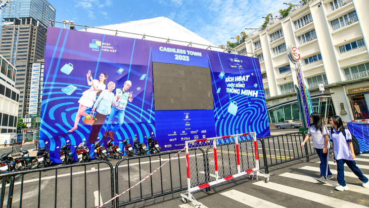 Lễ hội Không tiền mặt - Cashless Town diễn ra ở đường Lê Lợi, quận 1, TP.HCM - Ảnh: QUANG ĐỊNH