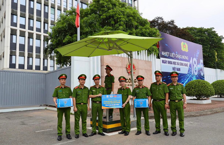 Lãnh đạo Bộ tư lệnh cảnh sát cơ động tặng quà cán bộ chiến sĩ làm nhiệm vụ canh gác, bảo vệ mục tiêu - Ảnh: MINH TÚ