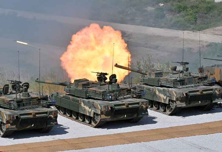 Xe tăng K-2 của Hàn Quốc khai hỏa trong tập trận ngày 15-6 - Ảnh: REUTERS