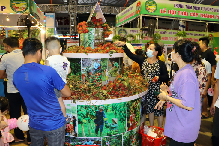 Du khách thích thú ăn chôm chôm miễn phí tại Lễ hội trái cây Long Khánh - Ảnh 2.