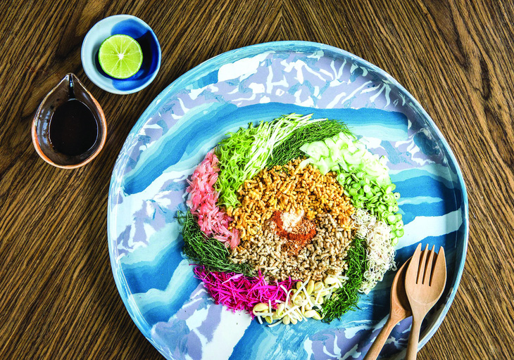 Món salad Thái được làm từ các loại thảo mộc, gạo nghệ, gạo morinda và nước xốt lòng cá tại nhà hàng Sorn. Ảnh: Sorn