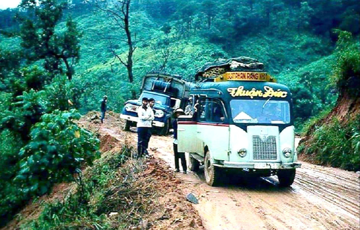 Một chuyến xe đò cũ kỹ qua núi rừng miền Trung - Ảnh tư liệu