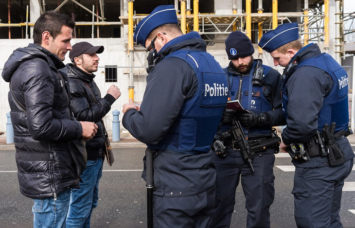 Cảnh sát Bỉ tiến hành kiểm tra tại khu vực biên giới với Pháp ở Adinkerke. Ảnh tư liệu: apnews.com