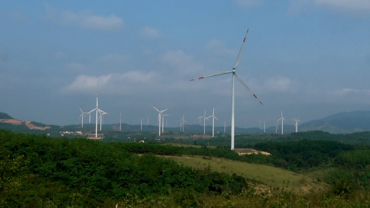 Vùng đồi núi rộng lớn phía tây Quảng Trị nay đã trở thành vùng điện gió đầy tiềm năng với hàng chục dự án điện gió đã được triển khai - Ảnh: Q.NAM