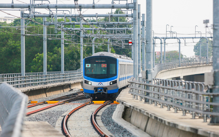 Tuyến metro số 1 chạy thử đoạn ray trên cao (TP Thủ Đức) - Ảnh: CHÂU TUẤN