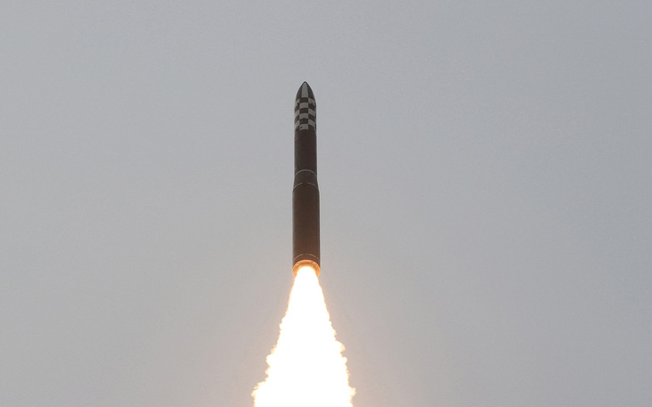 Triều Tiên phóng 2 tên lửa về phía Nhật, quỹ đạo bay bất thường
