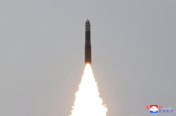 Triều Tiên phóng 2 tên lửa về phía Nhật, quỹ đạo bay bất thường - Ảnh 1.