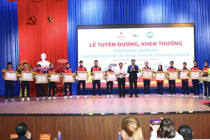 Khen thưởng các vận động viên TP.HCM đoạt huy chương SEA Games 32 - Ảnh 5.