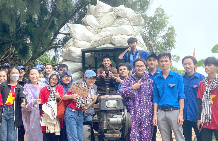 Các bạn trẻ Xanh Phú Yên và thành phẩm sau một chuyến nhặt rác - Ảnh: Q.TÀI