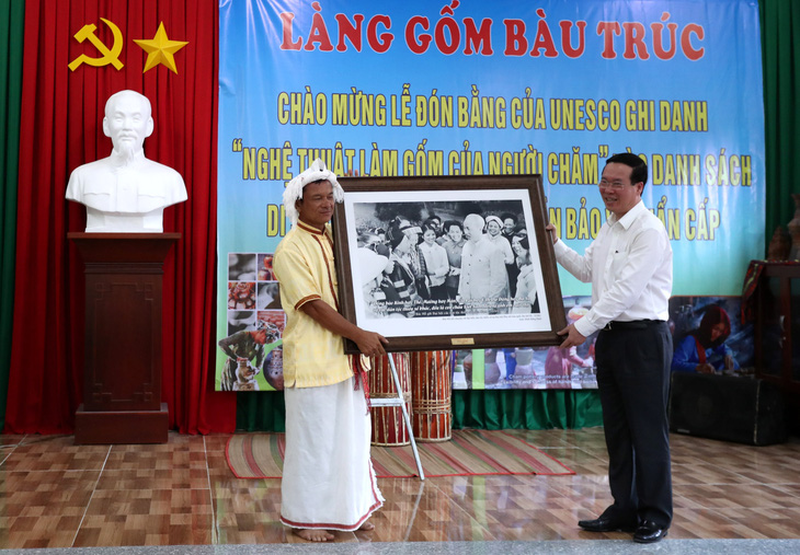 Chủ tịch nước Võ Văn Thưởng tặng quà cho làng Di sản Bàu Trúc - Ảnh: N.P