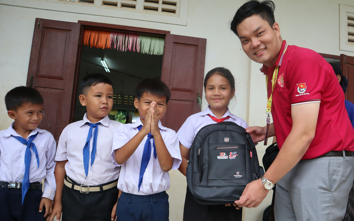 Nụ cười tình nguyện tại nước bạn Lào - Ảnh 1.