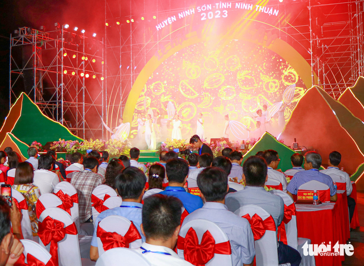 Người dân và khách du lịch tham dự khai mạc Lễ hội trái cây Ninh Sơn năm 2023 - Ảnh: DUY NGỌC